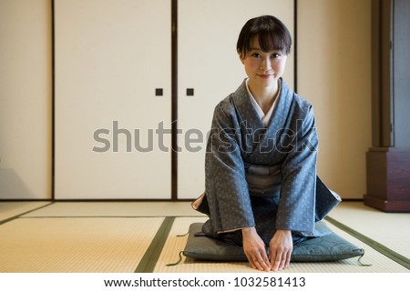 japanese woman wearing kimono Royalty-Free Stock Photo #1032581413