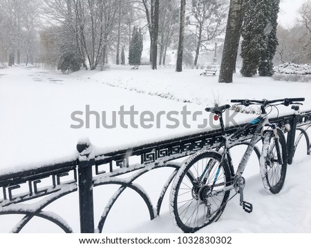 Mountain bike in the winter park. Travel Concept