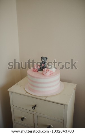 Birthday cake for girls with roses and a bear