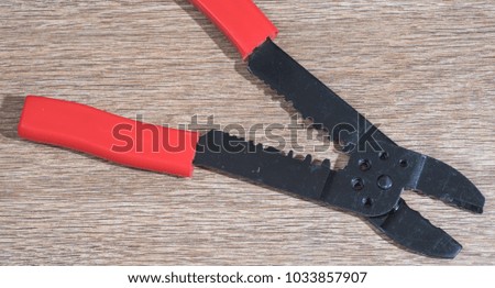 The metal tool with red handles for construction works