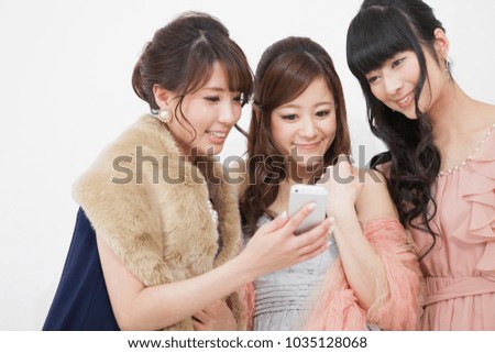 Japanese woman to see the smartphone