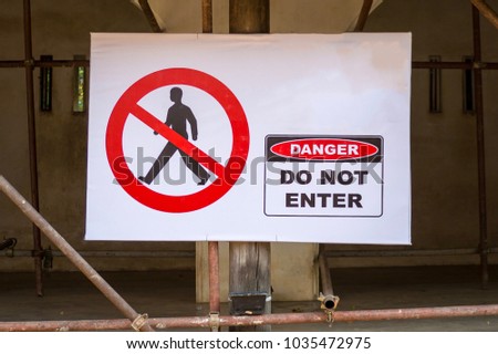 no entry sign on contruction site with house under construction.
