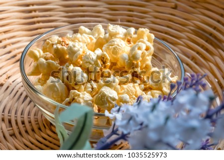 Close up popcorn cup and flower on wicker baskets.