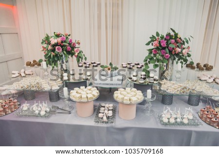 Wedding floristica flower bouquet on the guest table