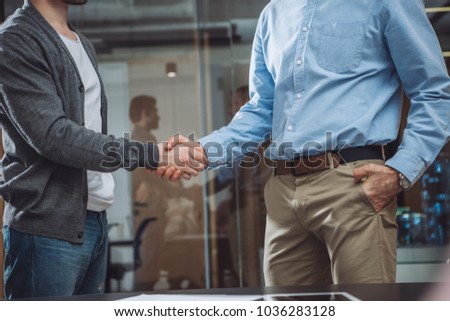 cropped shot of business colleagues shaking hands