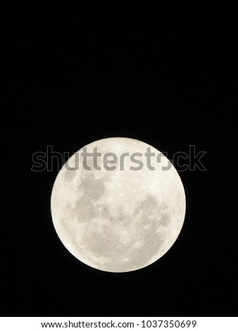 phase of Lunar, Full Moon, It is an astronomical body that orbits planet Earth.