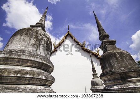 Wat Phra Mahathat Woramahawihan is located onTambon Nai Mueang NakornSrithammarat. This is a royal temple of the first class. This is one of the most important historical sites in southern Thailand.