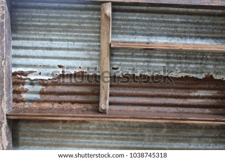 old shelf Made of wood and zinc sheets., It is rusty and corroded.