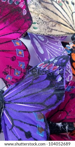 pink and purple butterfly wing pattern created by feather butterfly table decorations,