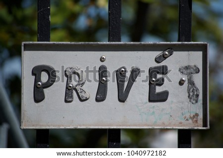 PRIVATE RESIDENCE FENCE SIGNAGE IN FRENCH TEXT
