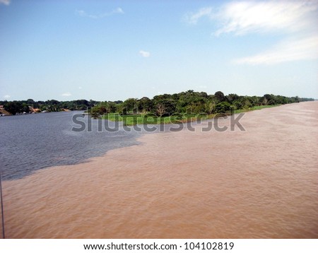 Meeting of the River Igarapé Machado
(black water) and the Rio Solimoes (muddy water) at Amaturá in the Amazon, Brazil