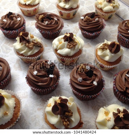 Vanilla and chocolate cupcakes