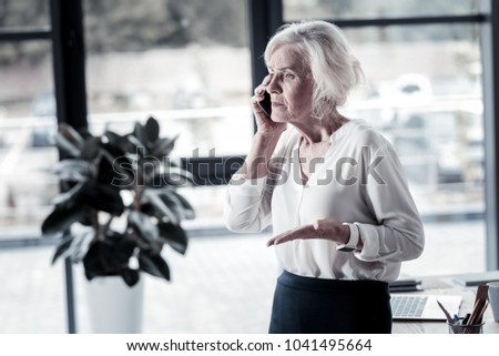 Do not understand. Competent office worker actively gesticulating while talking per telephone, having problem
