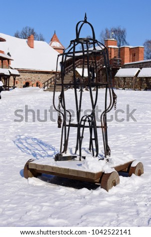 this picture shows a medieval device for torture, a metal cage for holding people,