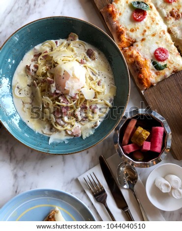Carbonara and pizza.
Brunch table.
