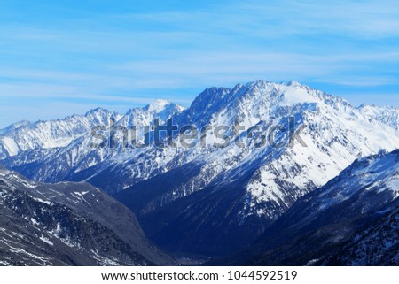 Photo landscape with Caucasian mountains illuminated by the sun