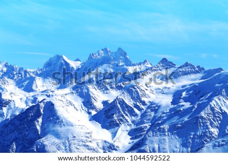 Photo landscape with Caucasian mountains illuminated by the sun