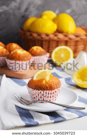 Lemon muffins with cream and lemon slice