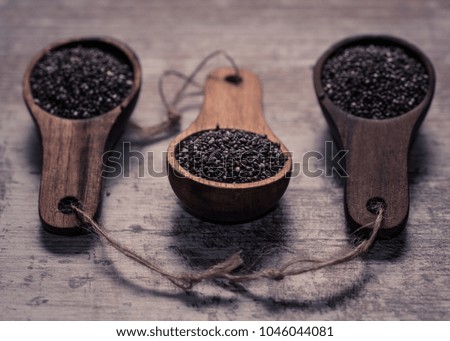 Chía seeds in wooden spoons