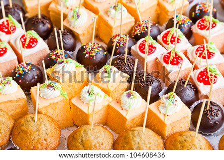 The closeup image of the various small cup cakes