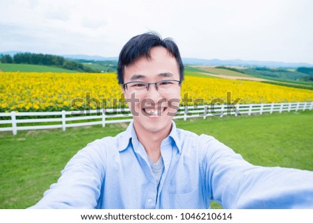 man selfie happily in Hokkaido SunFlower Field