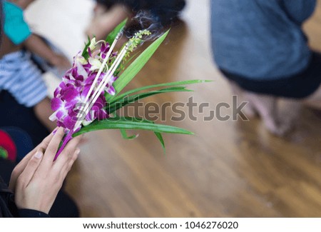 Worship the Buddha with flowers