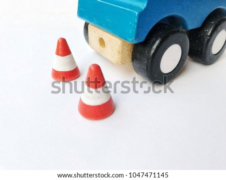 wooden toy : Car and traffic cone : traffic cone are place at the back of the car, be careful for parking, obstacle to drive
