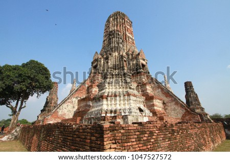 Wat Chaiwatthanaram Ayutthaya's landmark temple is a sacred and sacred temple with a long history. People and tourists come to take pictures. To keep the beauty of this temple.