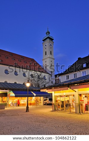 Viktualienmarkt, the famous "Victuals Market" in the centre of Munich, Germany.  In the background the "Church of the Holy Ghost". Royalty-Free Stock Photo #104862122