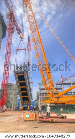 Crane is lifting HRSG module