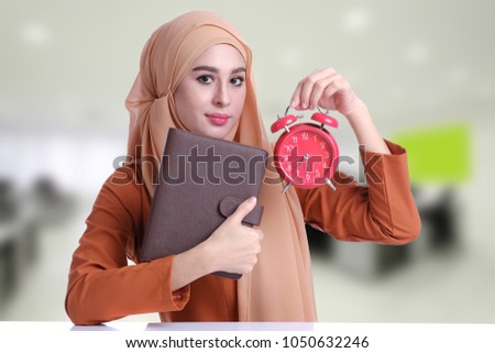 Asian Muslim Woman show important time at 7.30 o'clock with blurry background