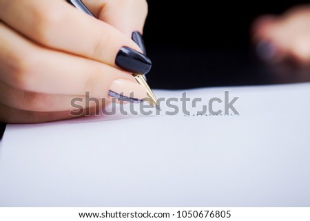Woman signant a car purchase contract