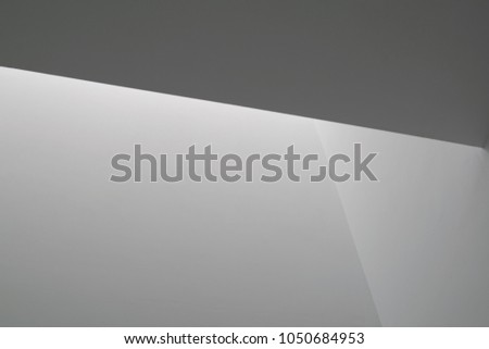 Light reflection on white wall contrast