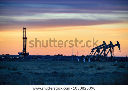 American Shale Gas - Drilling Rig Royalty-Free Stock Photo #1050825098