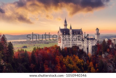 Dramatik Picturesque scene on germany Alps. Impressive autumn Landscape. Mysterious Neuschwanstein Castle in sunset with colorful sky. Picture of the fairytale Castle near Munich in Bavaria, Germany.