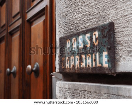 Wall and door. Driveway signpost. Passo carrabile means driveway.