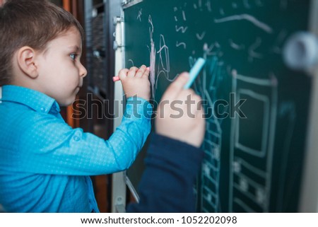 children are drawing on the blackboard