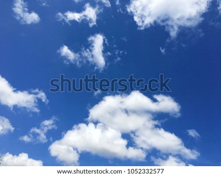Blue sky and many white cloud float in the sky on a sunny day.