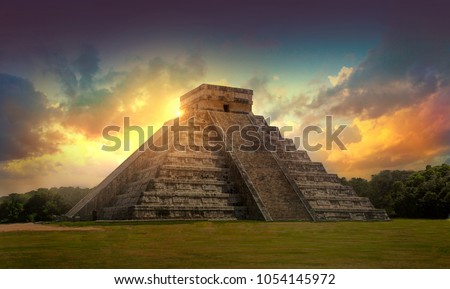 Mexico, Chichen Itzá, Yucatán. Mayan pyramid of Kukulcan El Castillo at sunset Royalty-Free Stock Photo #1054145972