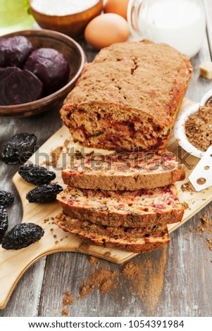 Beetroot pie with prunes and cocoa powder