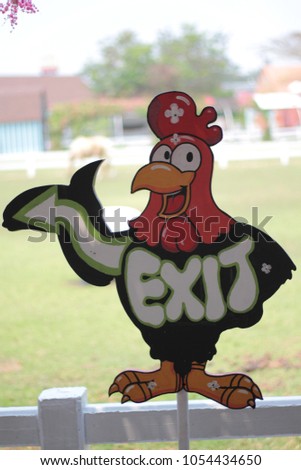 The chicken sign board to tell the exit way