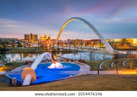 Des Moines Iowa skyline and public park in USA (United States) Royalty-Free Stock Photo #1054476146