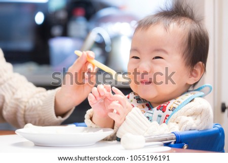 Baby field consecutive pictures that willingly eat baby food