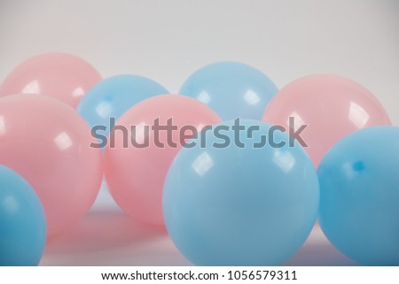bleu and pink balloon