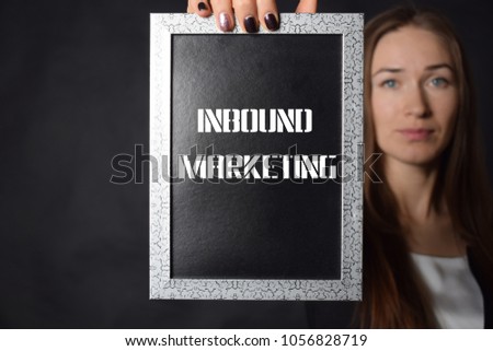 In the hands of a businessman a frame with the inscription:INBOUND MARKETING