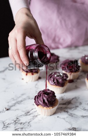 Lilac capcakes whis jam