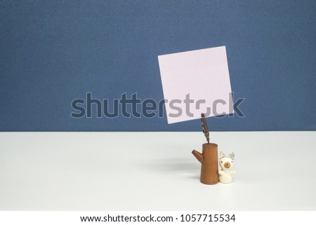 mock up sticky note in cute paper clip stand on office desk