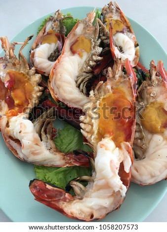 Fresh shrimp from the Bangkok River is a great food for tourists to eat during the New Year holidays.
