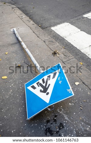 the sign of the passage of the pedestrian downed