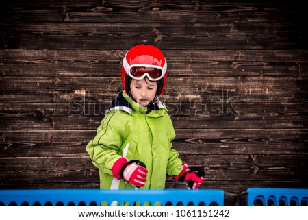 Little boy who take skiing lessons